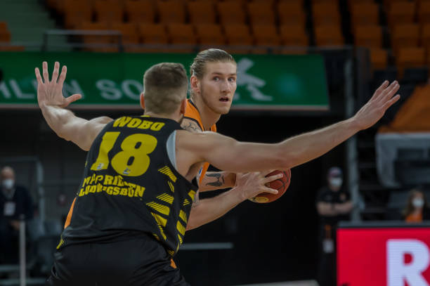 最终带着伤 最终带着伤